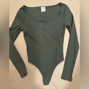 Green pink bodysuit🌿